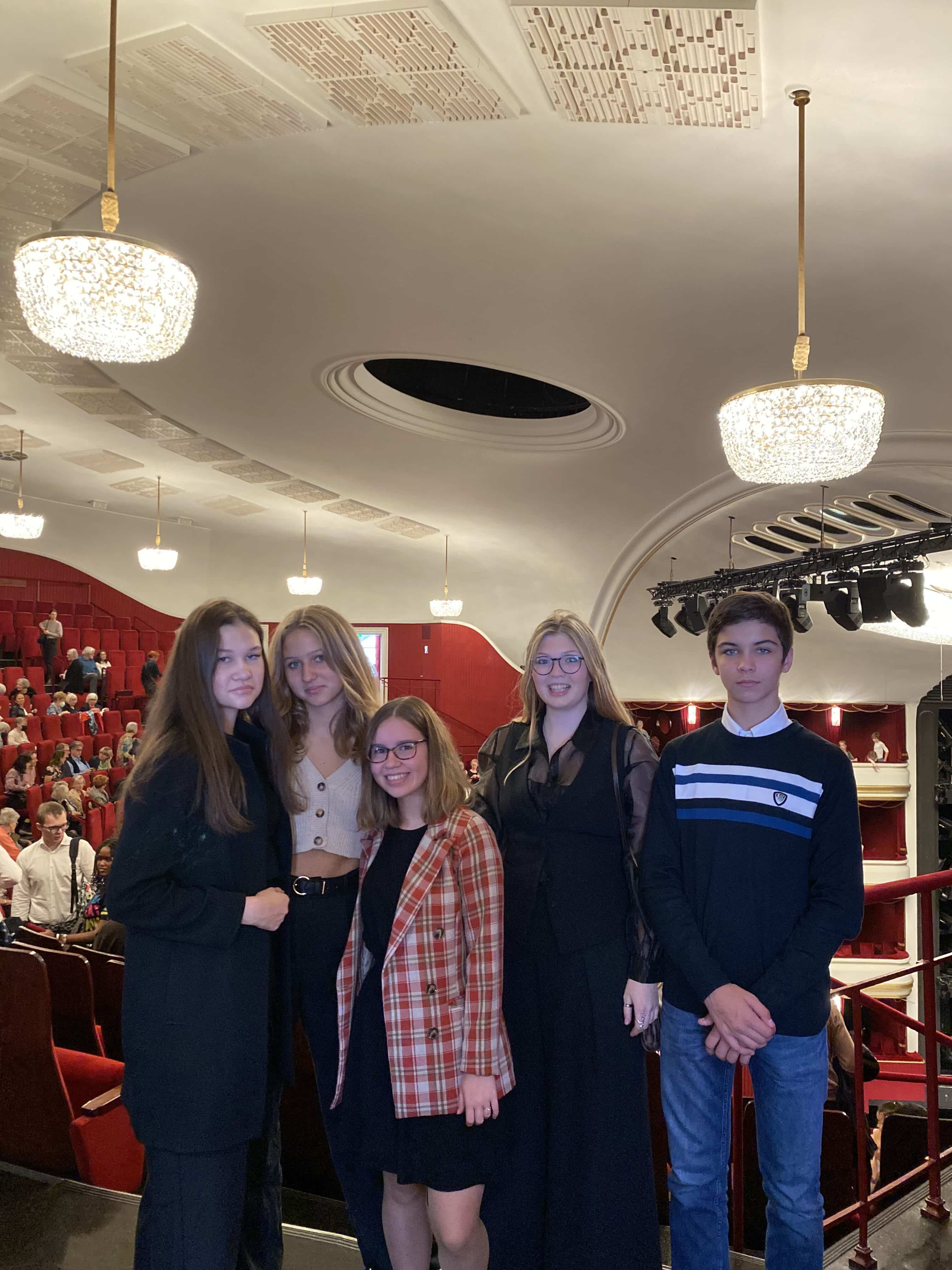 SKIS ATTENDS A BALLET AT VOLKSOPER